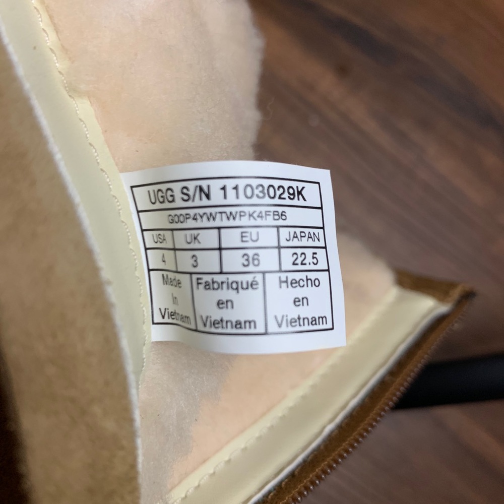 UGG boots size 4 kids - Picture 2 of 5